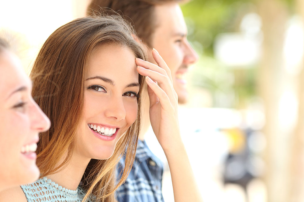 Moça jovem sorrindo